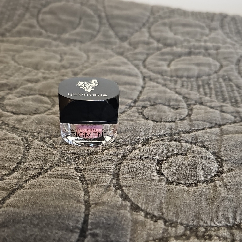 Younique Pigment Eyeshadow - Vulnerable